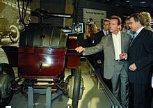 Entwicklungsvorstand Wolfgang Dürheimer erklärt Arnold Schwarzenegger (2.v.r.) den Lohner-Porsche. Foto: Auto-Reporter/Porsche